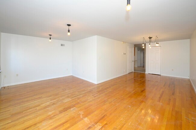 Building Photo - 133 Leonard St