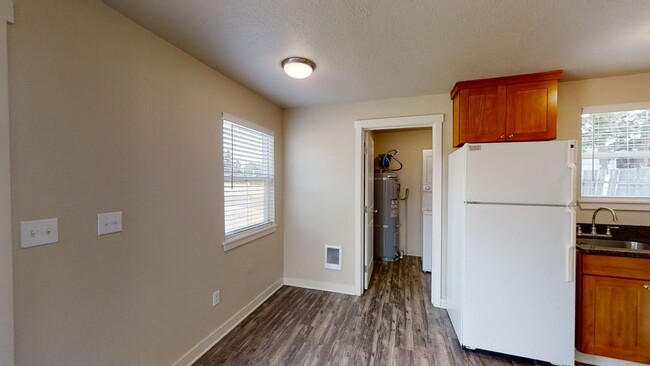 Building Photo - Updated One Bedroom Home For Rent- Fenced ...