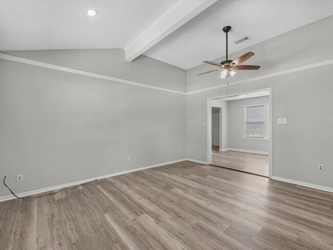 Building Photo - 212 N Shady Oaks St