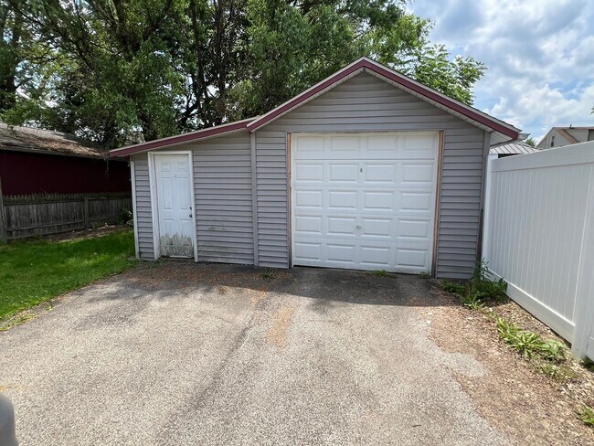 Building Photo - Boardman 2 Story, 3 Bedroom / 1 1/2 Bath ,...