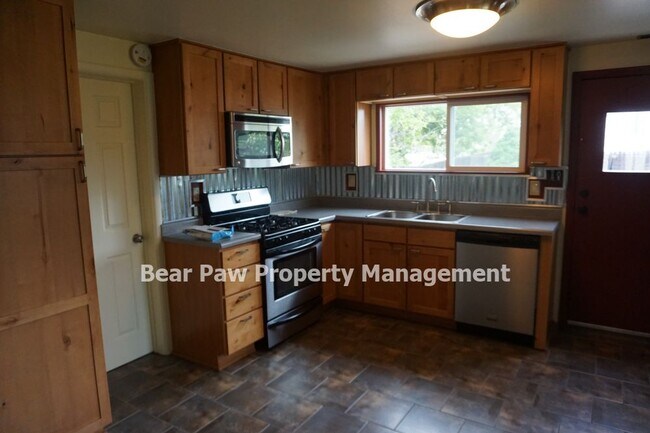 Building Photo - Two Bedroom Duplex in Golden