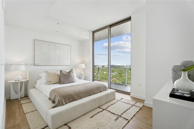 Foto del edificio - 2678 Tigertail Ave