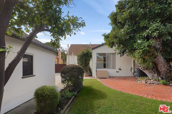 Foto del edificio - 2340 Camden Ave