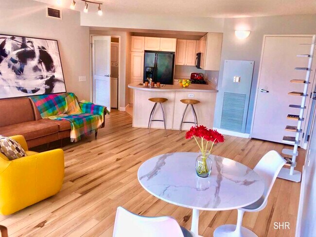 Foto del edificio - 1720 Maple Ave