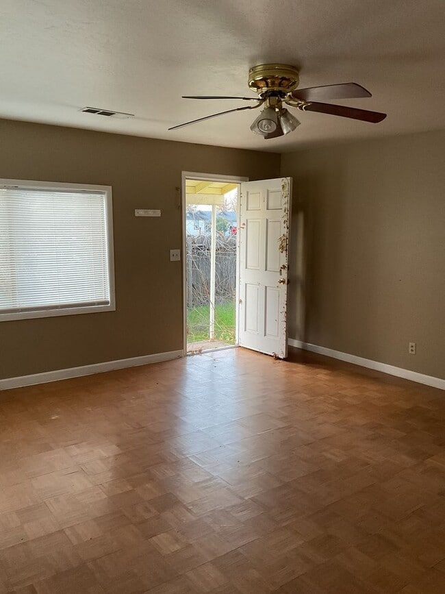 Building Photo - Country Living