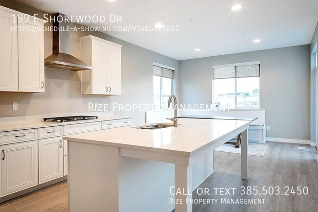 Foto del edificio - 199 E Shorewood Dr