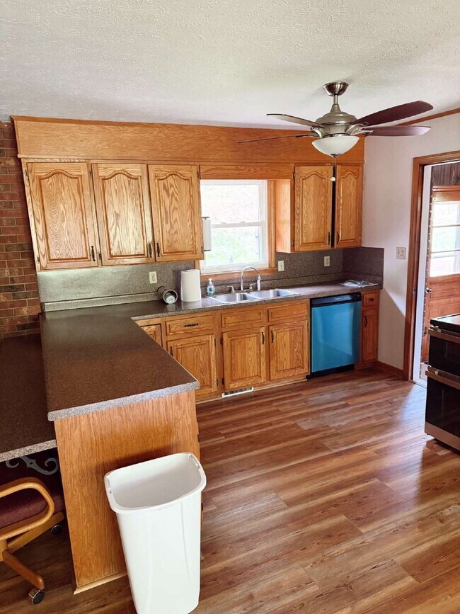 Foto del edificio - CANTON- 3 Bedroom/Bonus Rooms/Large Yard, ...