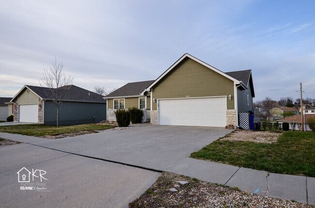 Foto del edificio - FENCED BACKYARD, CLOSE TO FT. RILEY!
