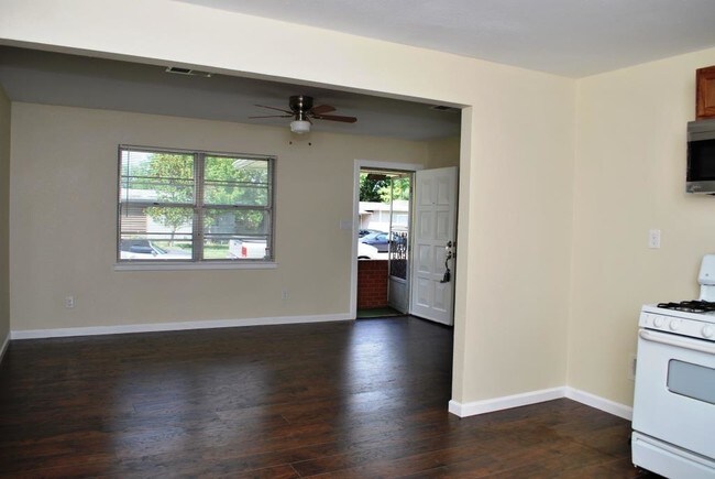 Building Photo - 823 Woodleigh Dr
