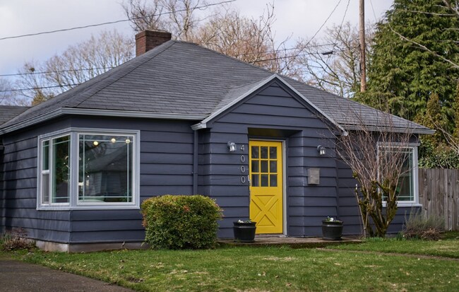 Building Photo - Charming Bungalow Downtown Vancouver With ...