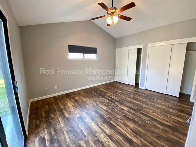 Foto del edificio - 391 Armstrong Ave