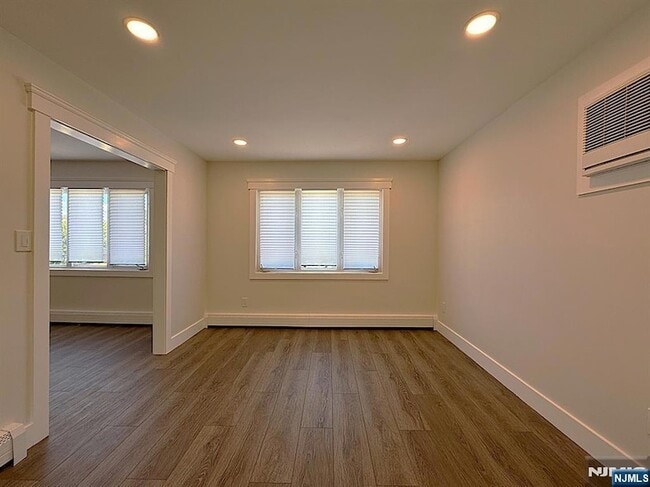 Foto del edificio - 682 Valley Brook Ave