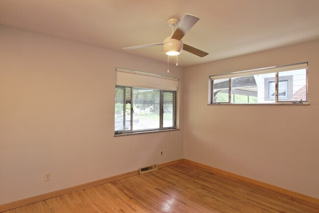 3 amplias habitaciones con ventiladores de techo modernos. - 2186 Chesterland Ave