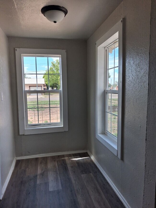 Foto del edificio - Cute Updated One Bedroom Near Park & Schools!  Pets Welcome!