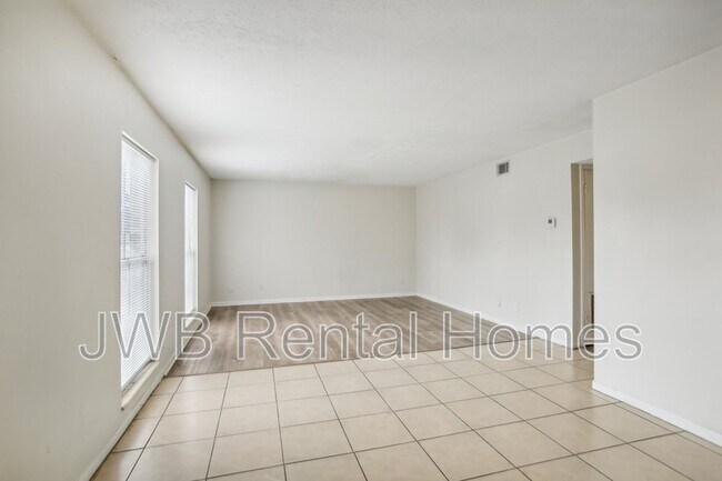 Building Photo - 851 Bert Rd