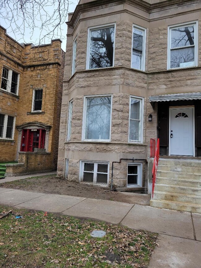 Building Photo - 6510 S St Lawrence Ave
