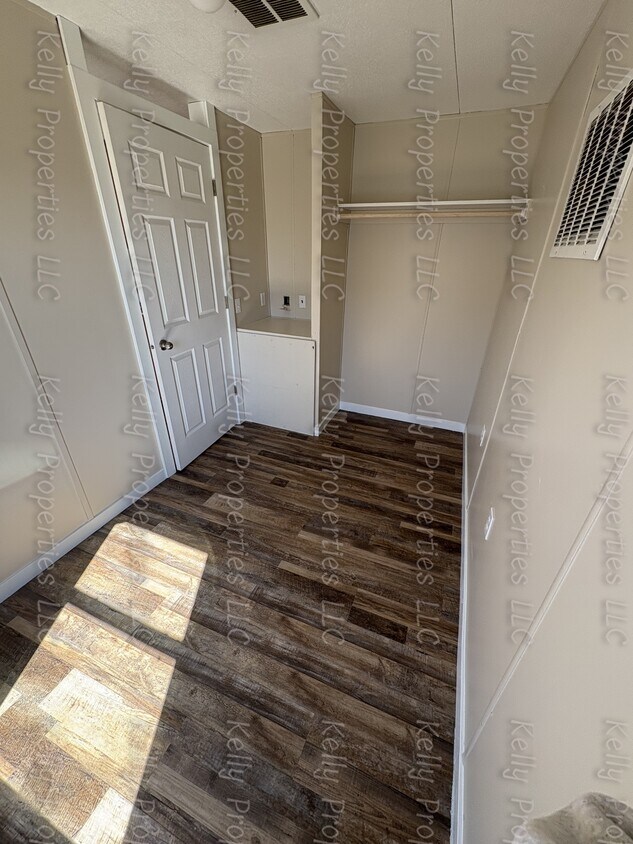 Building Photo - 510 33rd Ave NW