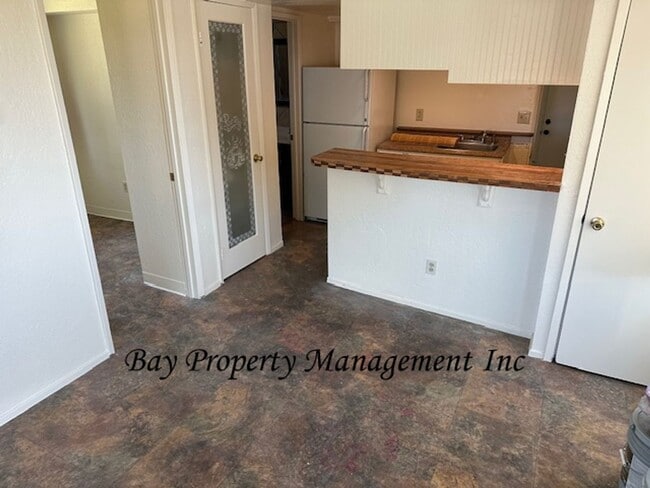 Building Photo - Small cottage in Prunedale