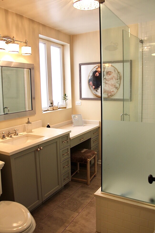 Baño del dormitorio principal destripado conectado al dormitorio. - 433 W Roscoe St