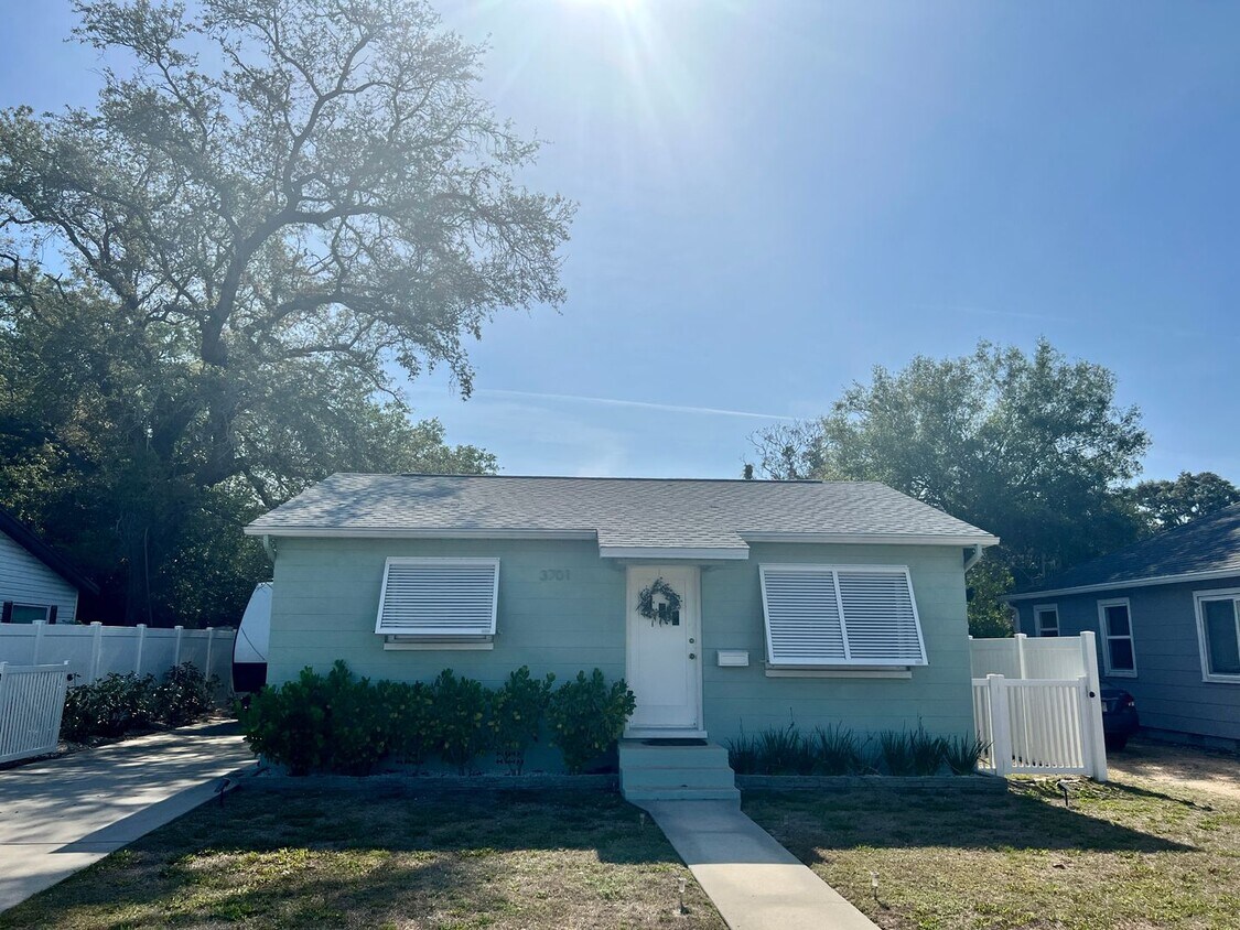 Primary Photo - 2 Bed/1Bath/1 Car Garage Home