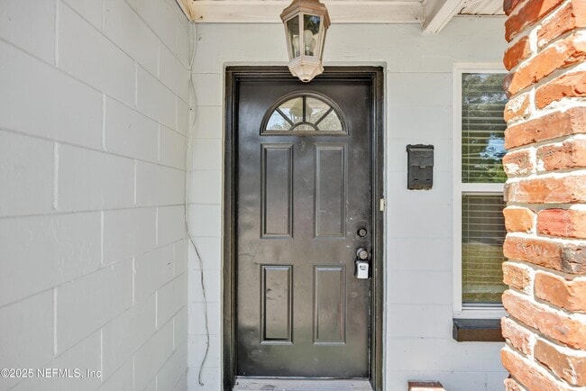 Building Photo - 2930 Wycombe Dr W
