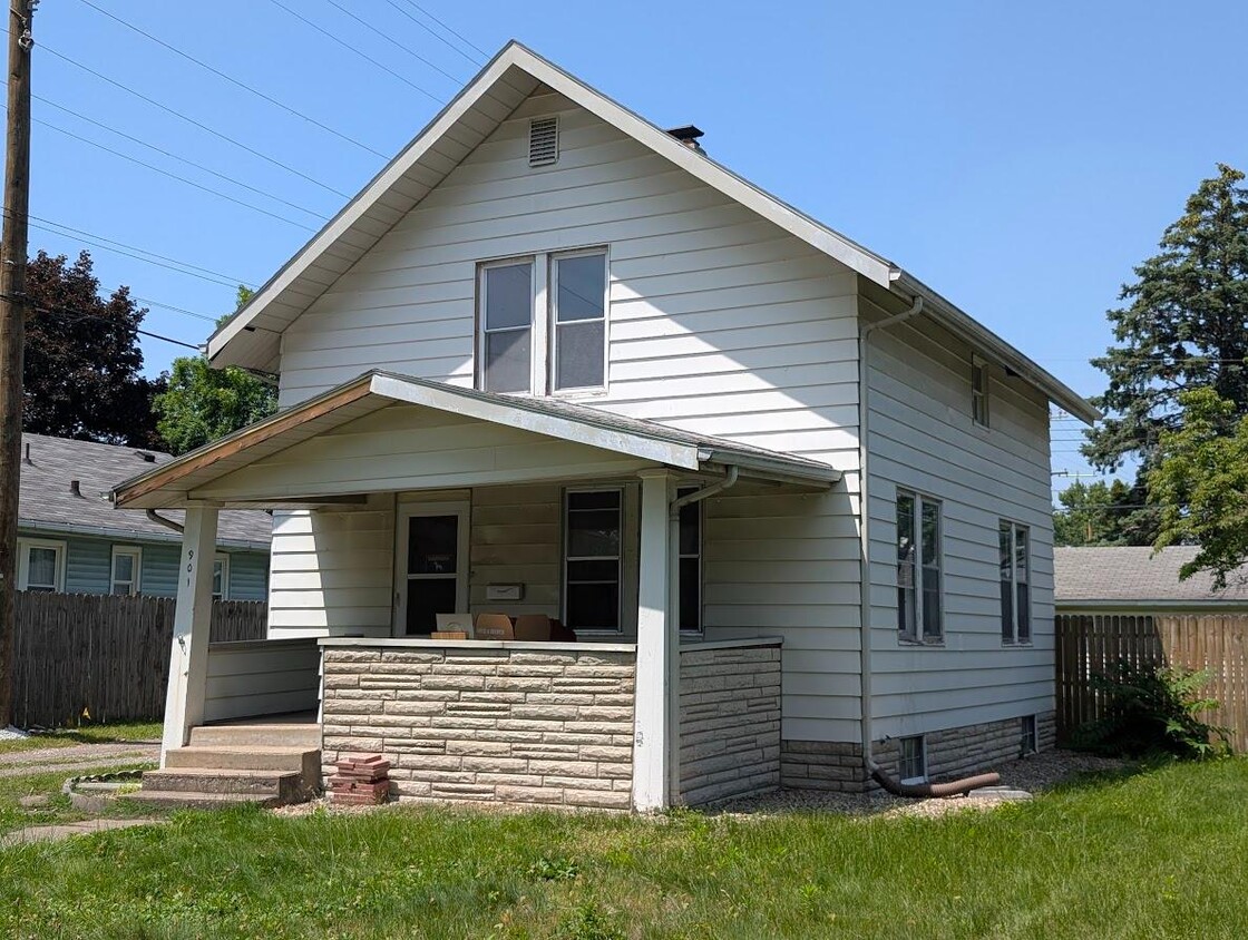 Building Photo - 901 E Fox St
