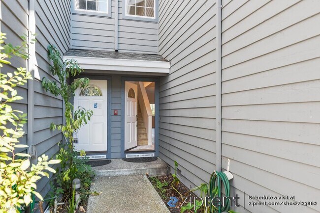 Building Photo - 3 br, 2.5 bath Townhome - 800 East Charles...