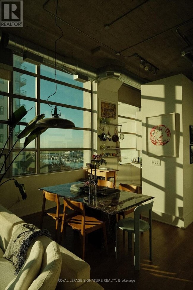 Building Photo - 637 Lake Shore Blvd W