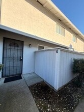 Building Photo - 152 Del Rio Ct