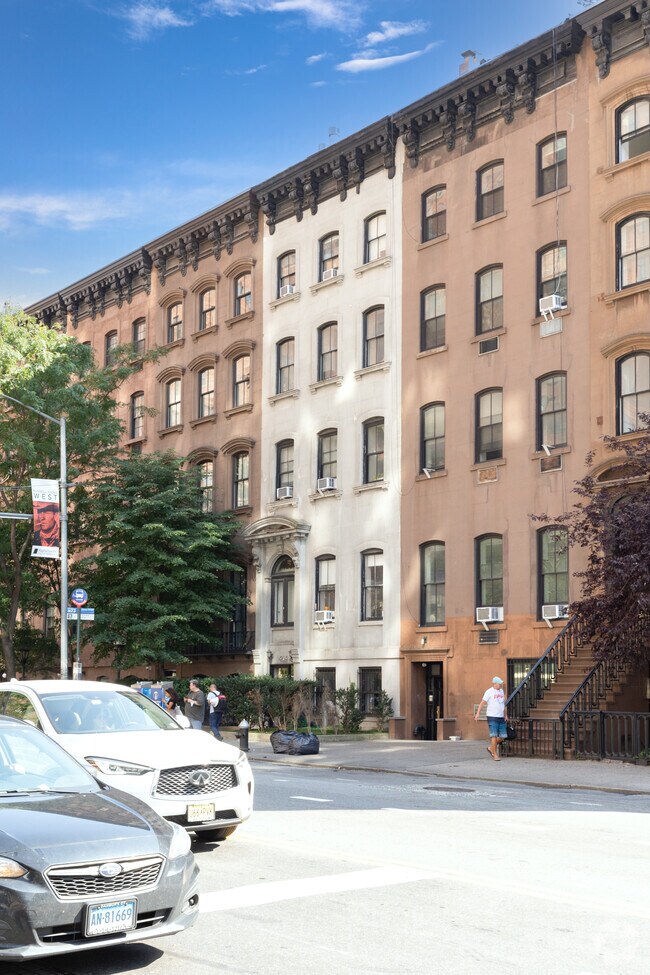 Building Photo - 464 W 23rd St