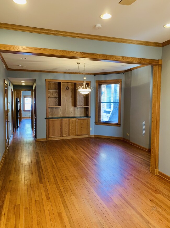 Building Photo - 1310 W Cornelia Ave