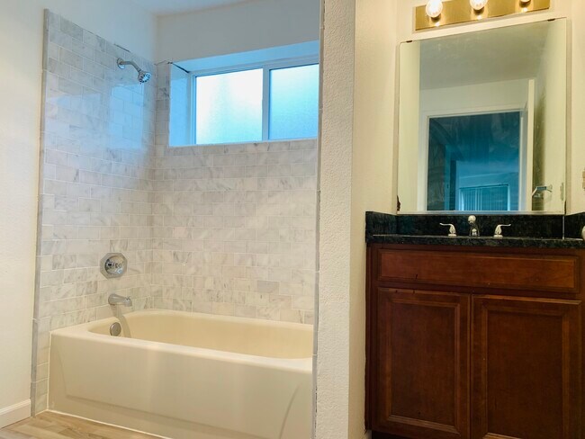 Foto del edificio - 10822 E Riverside Dr