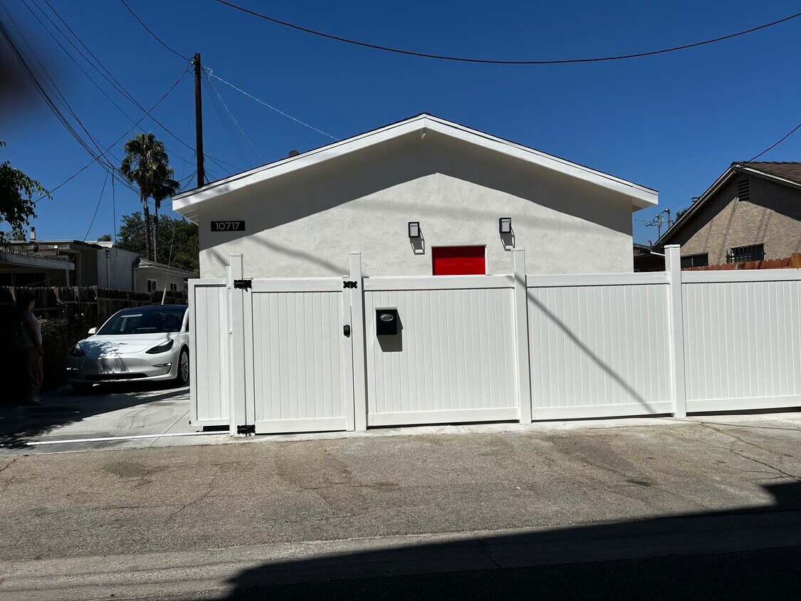 Nueva ADU 2+2 independiente - 10717 Amestoy Ave