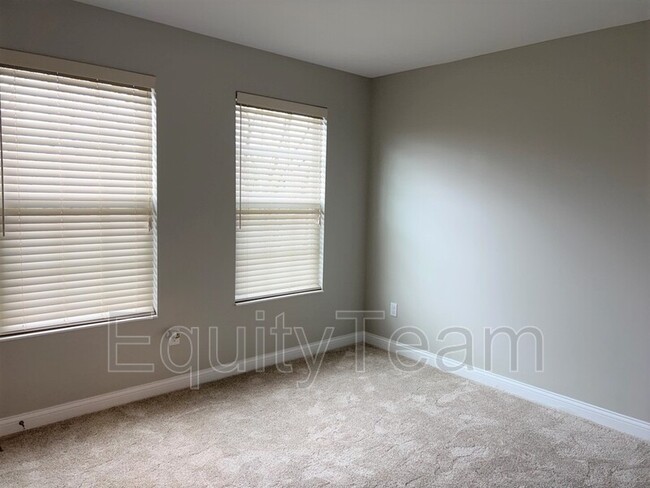 Building Photo - 1003 Parklake Row