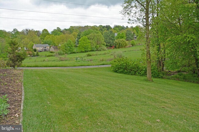 Building Photo - 8771 Autumn Hill Dr