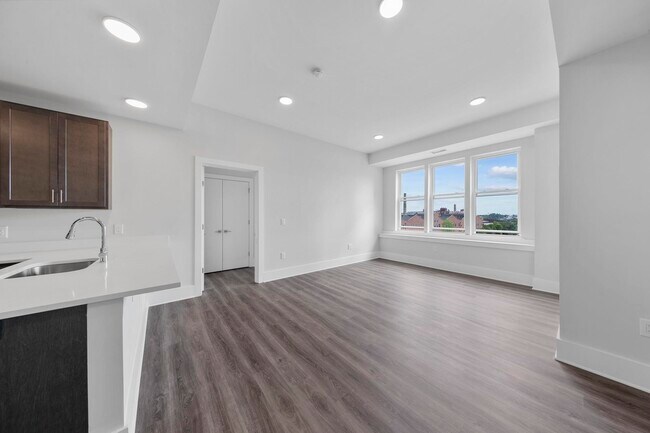 Building Photo - 660 Grand St