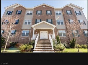 Building Photo - 92 Willow St
