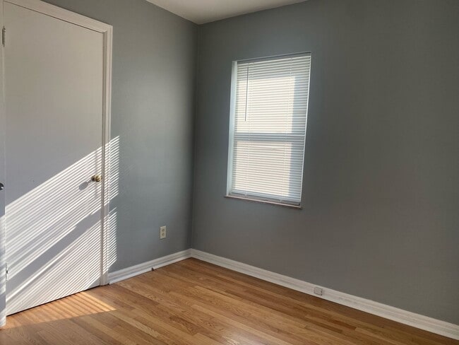 Building Photo - Welcome to this charming 2-bedroom, 1-bathroom house located in the desirable University City, MO