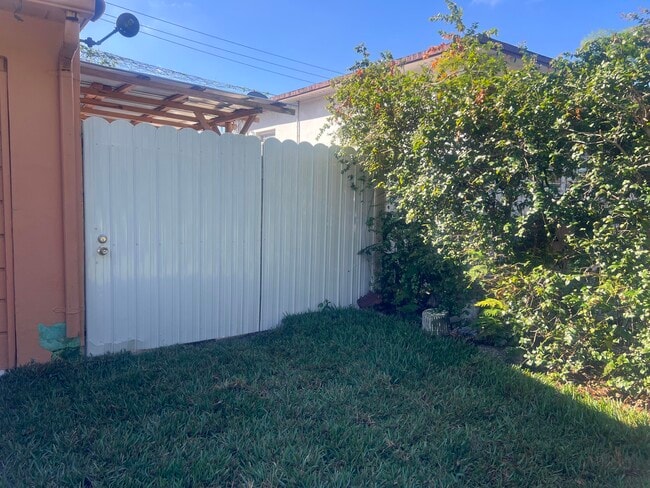 Building Photo - 210 W 60th St