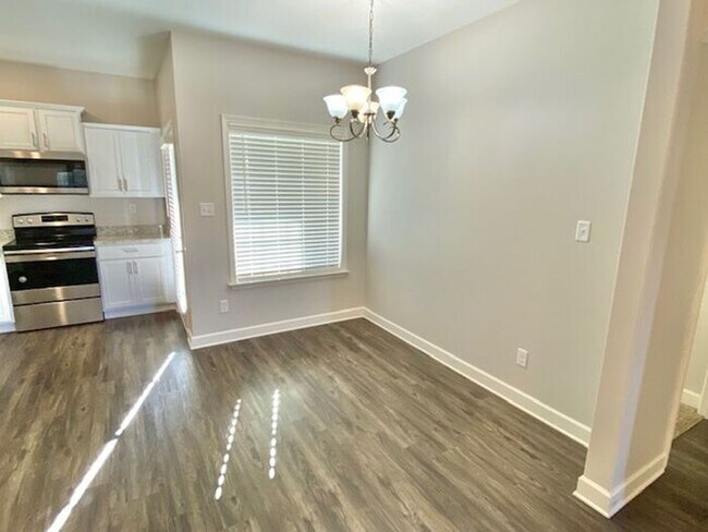 Foto del edificio - Now Leasing a 4 Bedrom 2.5 Bath At Nicole ...