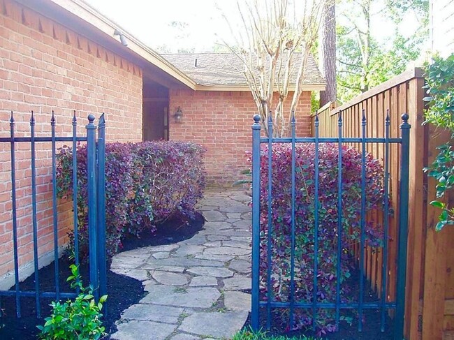 Building Photo - 8603 Pine Shores Dr