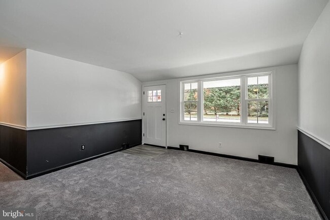 Building Photo - 419 W Rosedale Ave