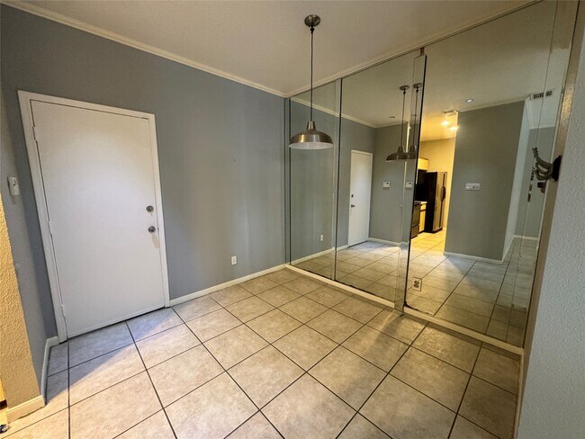 Building Photo - 9800 Pagewood Ln