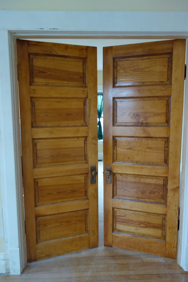 Entrance to front bedroom - 1309 Emerson St