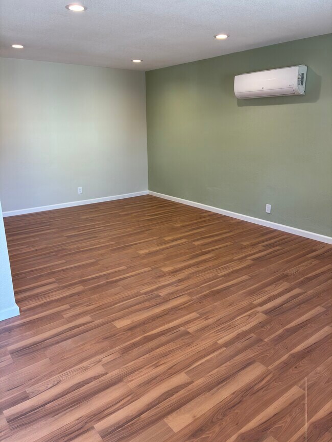 Building Photo - 139 S Solana Dr
