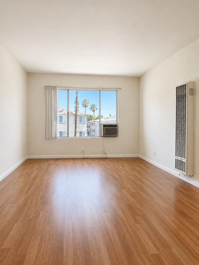 Interior Photo - 1001 N Curson Ave ( 7609 Romaine )