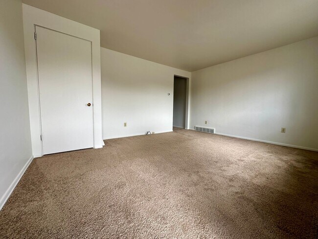 Foto del edificio - Spacious 2BR Townhome with Washer and Dryer Hook-ups & Yard! Call us Today for a Showing!