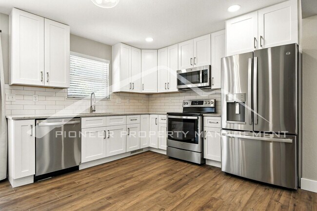 Building Photo - Spacious Home with Washer/Dryer and Centra...