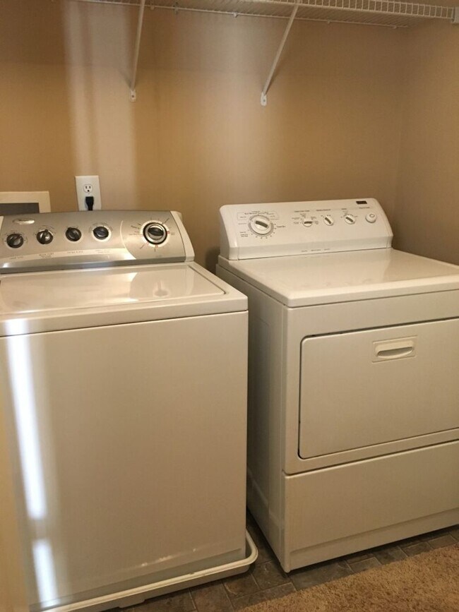 Foto del edificio - Large Townhome in Lenox Village