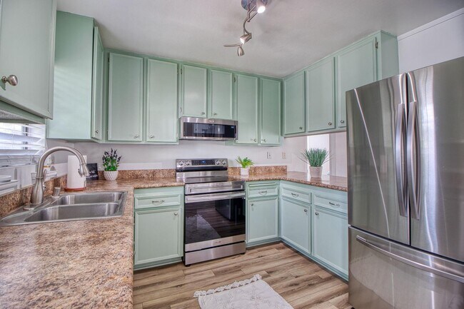 Building Photo - 215 Camlau Dr